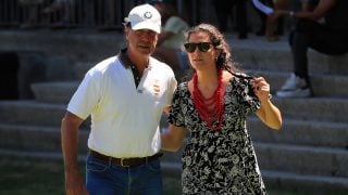 Bárbara Mirjan aparece junto a Cayetano Martínez de Irujo con un vestido negro estampado de flores blancas. (Gtres)