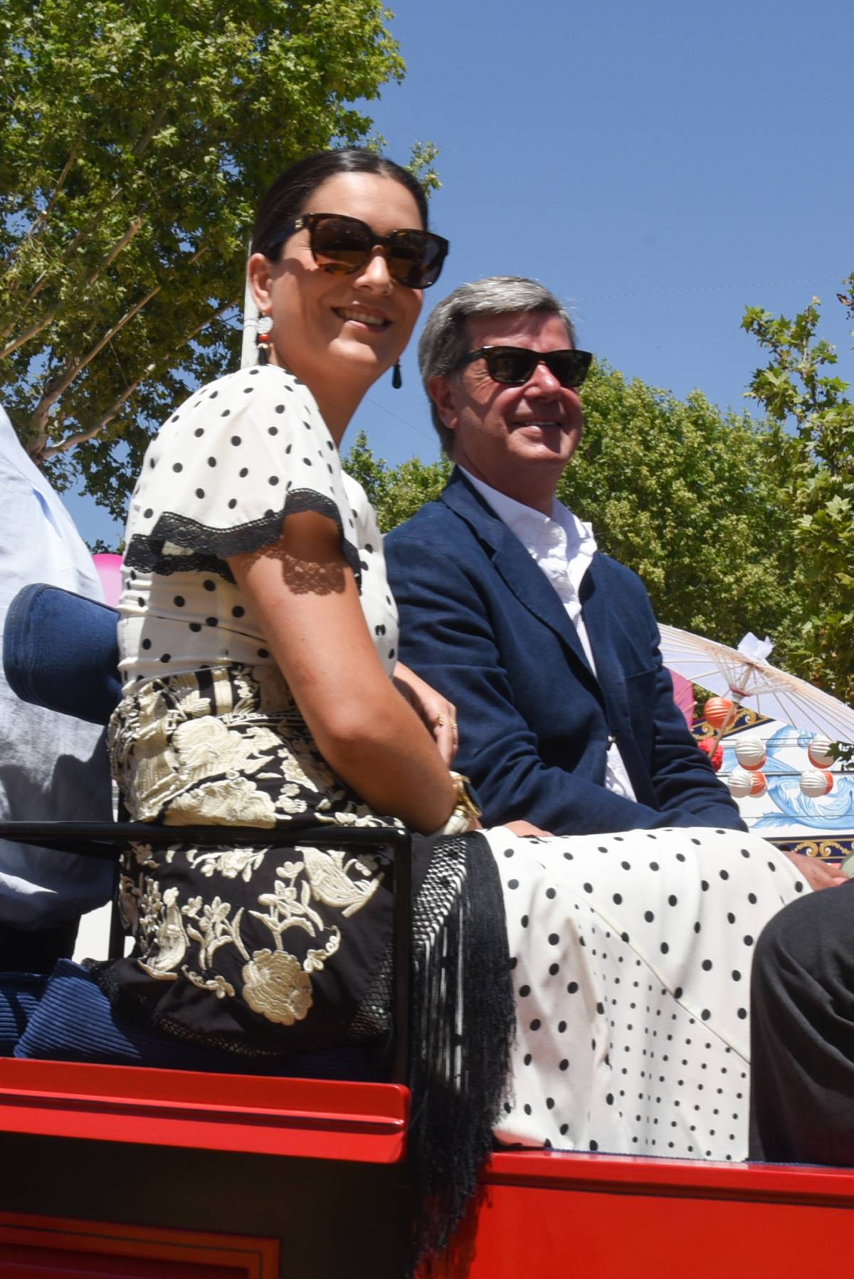 En esta imagen, tomada en la Feria de Abril, luce un vestido de lunares con volantes y mantón bordado. (Gtres)
