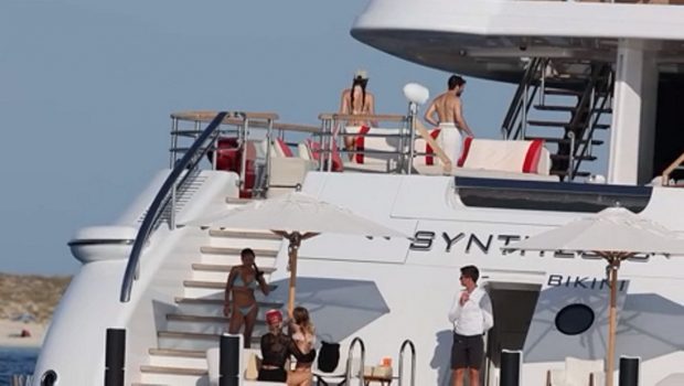 Dakota Johnson olvida a Chris Martin en Ibiza junto a otra famosa actriz de Hollywood