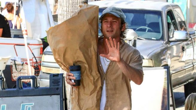 Misterio resuelto: Jeremy Allen revela por qué siempre le fotografían con enormes ramos de flores