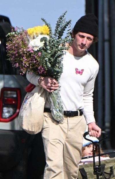 Jeremy Allen White, flores
