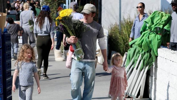 Jeremy Allen White, flores, hijas