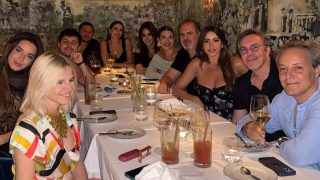 Sofía Vergara con varios celebrities de nuestro país disfrutando de una cena en Madrid. (Foto: Instagram)