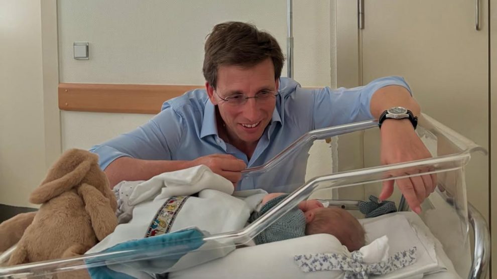 José Luis Martínez-Almeida comparte su primer posado con su hijo Lucas: Papuchi