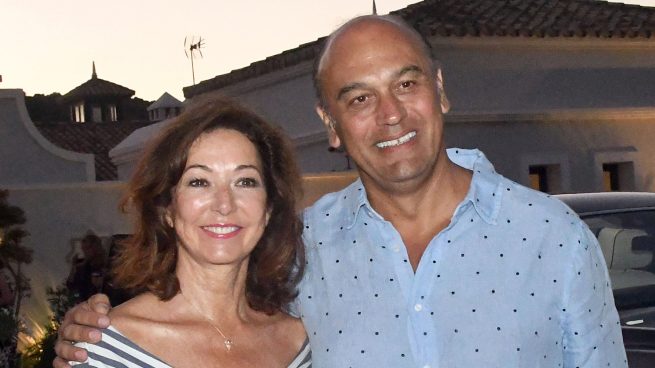 Ana Rosa y su marido en Sotogrande. (FOTO: GTRES)