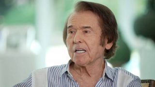 Raphael en una entrevista con Carlos Franganillo. (Foto: Mediaset)