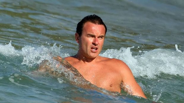 Julian McMahon en el mar. (Foto: Gtres)