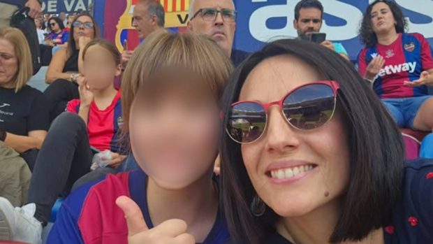 Rebeca Torró con su hija en un partido de fútbol. (Foto: Instagram)