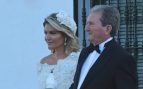 Cristina Serrano junto al padrino el día de su boda. (Foto: Gtres)