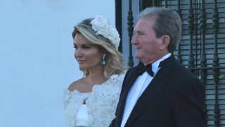 Cristina Serrano junto al padrino el día de su boda. (Foto: Gtres)