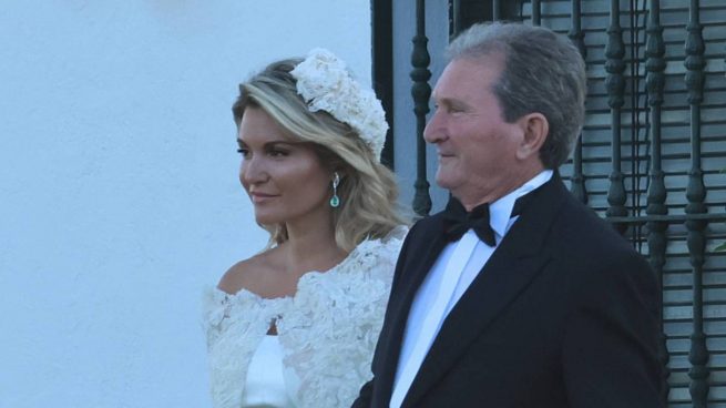 Cristina Serrano junto al padrino el día de su boda. (Foto: Gtres)