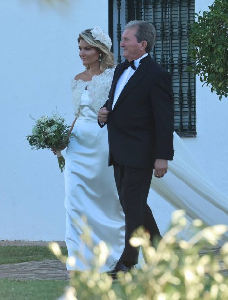 Cristina Serrano junto al padrino el día de su boda. (Foto: Gtres)