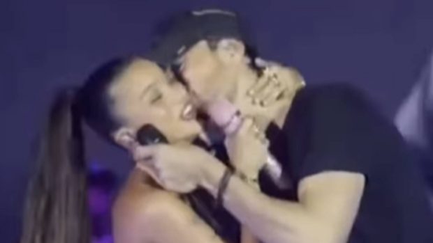 El polémico y viral beso de Enrique Iglesias a Emilia Mernes. (Foto: Redes sociales)
