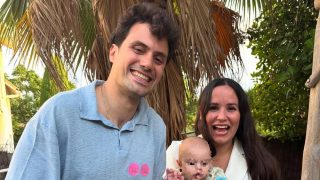 Carolina Monje y Álex Lopera junto a su primer hijo. (Foto: Instagram)