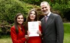 La infanta Sofía junto a los Reyes Felipe y Letizia en el UWC Atlantic. (Foto: Gtres)