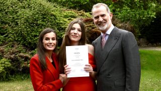 La infanta Sofía junto a los Reyes Felipe y Letizia en el UWC Atlantic. (Foto: Gtres)
