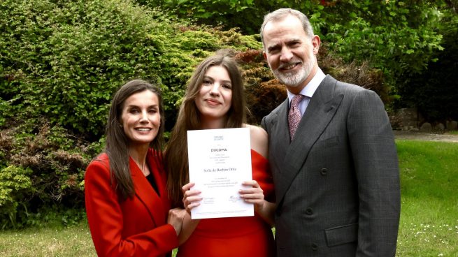 La infanta Sofía junto a los Reyes Felipe y Letizia en el UWC Atlantic. (Foto: Gtres)