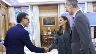 Los Reyes en una reunión de la Comisión Delegada. (Foto: Gtres)