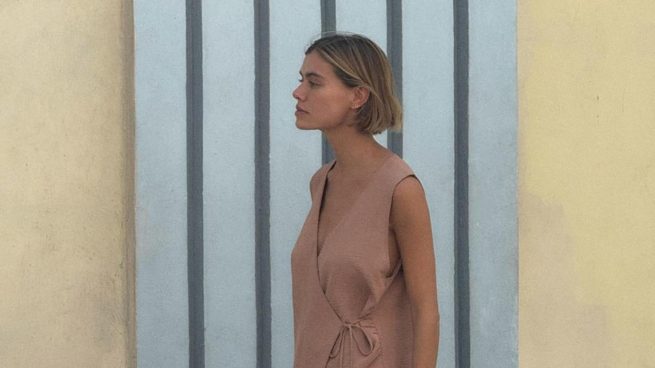 Zara tiene el pantalón fresquito que mejor sienta a las bajitas para este verano: cuesta menos de 8 euros