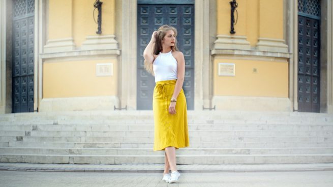 Ni Zara ni Mango: esta falda midi de Stradivarius es la favorita de las que más saben de moda