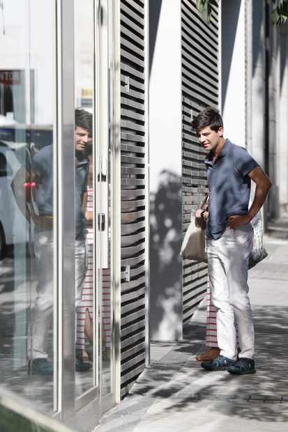 Juan Urquijo entrando en el domicilio de su hermana Teresa y Almeida. (FOTO: GTRES)