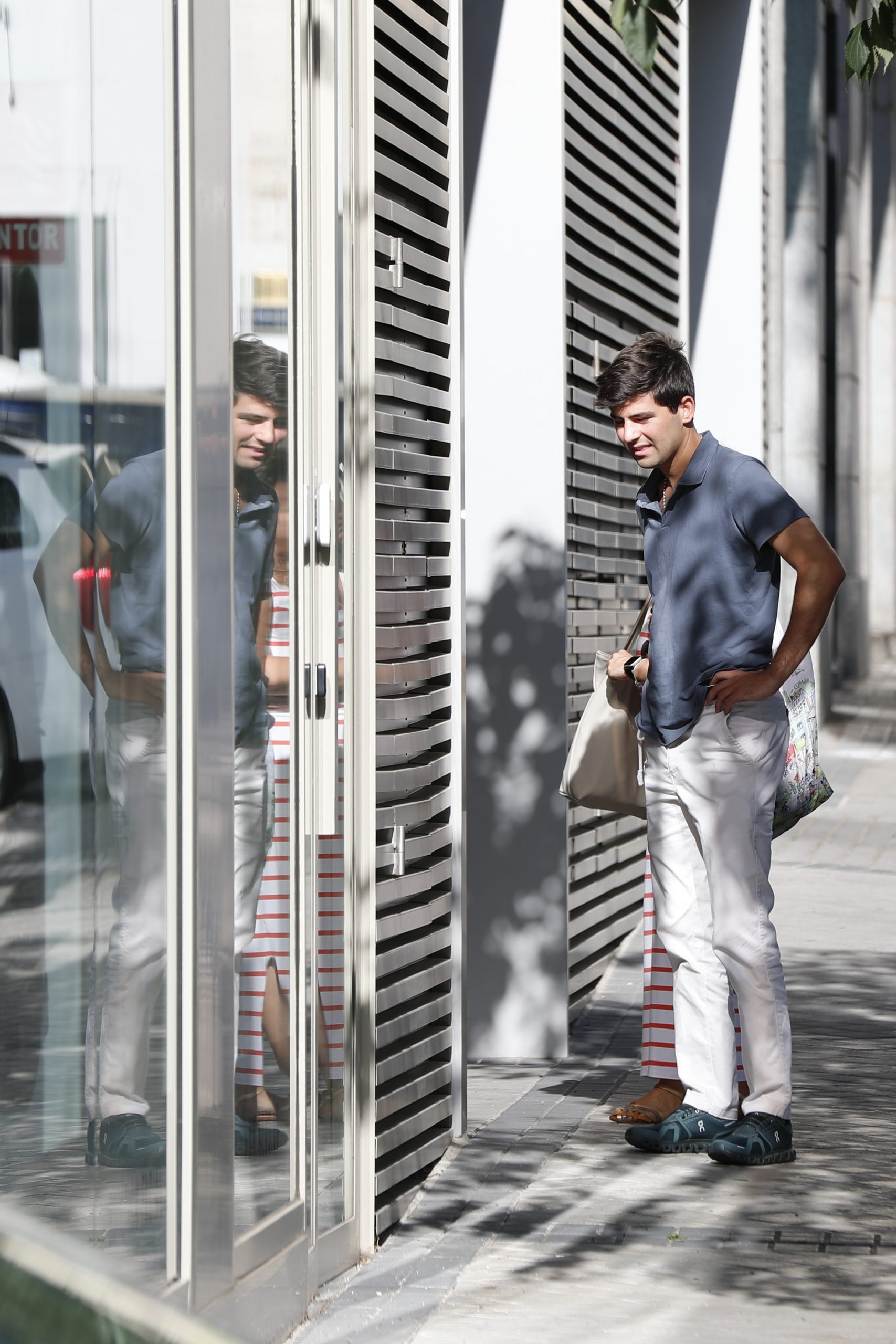 Juan Urquijo entrando en el domicilio de su hermana Teresa y Almeida. (FOTO: GTRES)