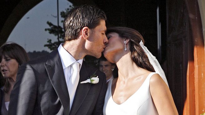 Xabi Alonso y Nagore Aramburu el día de su boda. (Foto: Gtres)