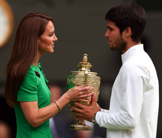 Kate Middleton entregando el trofeo de Wimbledon a Alcaraz. (Foto: Gtres)