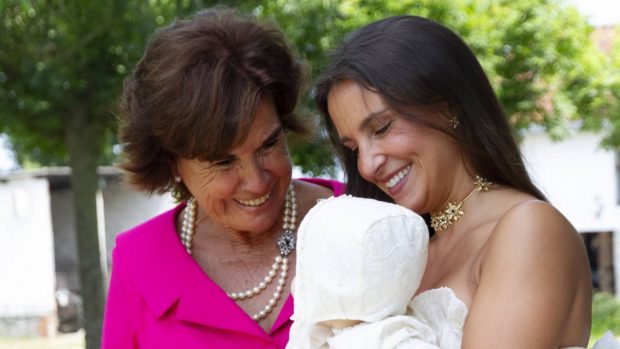 Marta Pombo junto a la madre de Luiz Zamalloa y una de sus hijas. (Foto: Gtres)