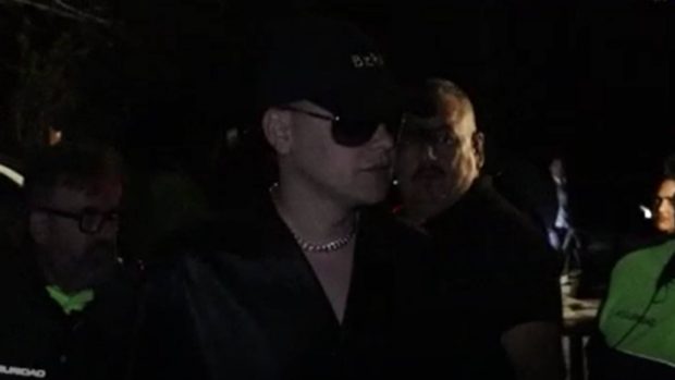 Bizarrap llegando al cumpleaños de Lamine Yamal. (Foto: Gtres)