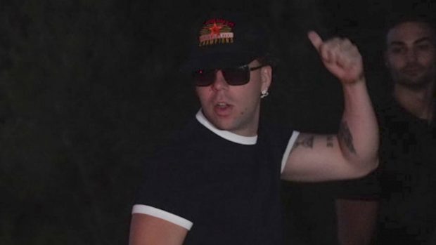 El cantante Quevedo llegando al cumpleaños de Lamine Yamal. (Foto: Gtres)