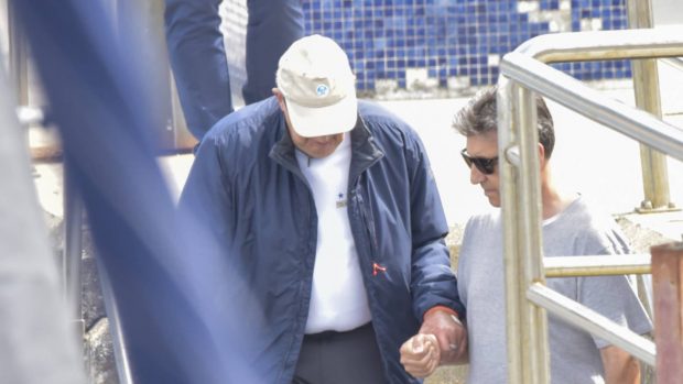 Juan Carlos I accediendo al puerto deportivo de Sangenjo. (Foto: Gtres)