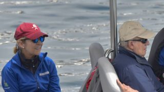 Juan Carlos I y la infanta Elena en las regatas de Sangenjo. (Foto: Gtres)