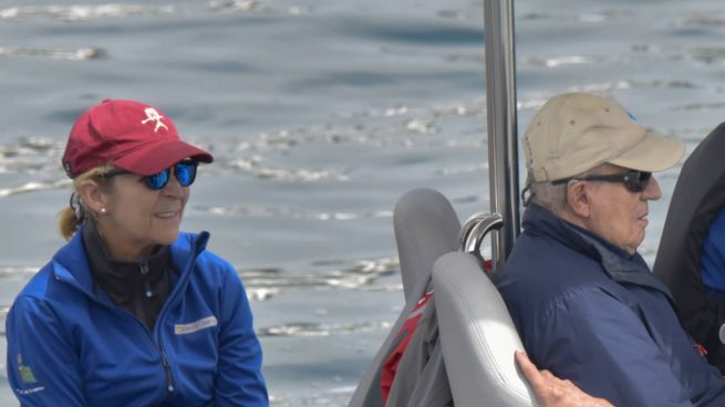 Juan Carlos I y la infanta Elena en las regatas de Sangenjo. (Foto: Gtres)