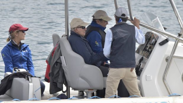 Juan Carlos I y la infanta Elena en las regatas de Sangenjo. (Foto: Gtres)