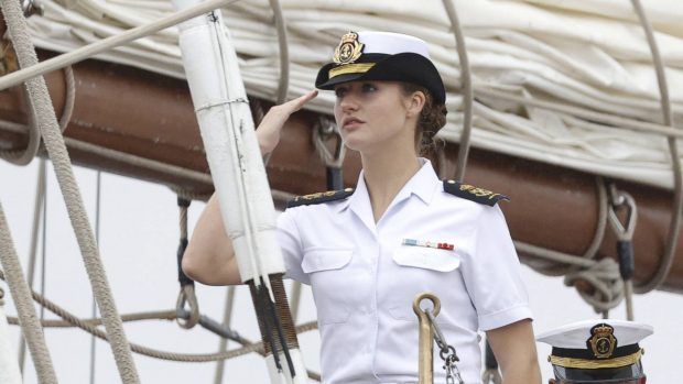 La princesa Leonor antes de desembarcar del Elcano. (Foto: Gtres)