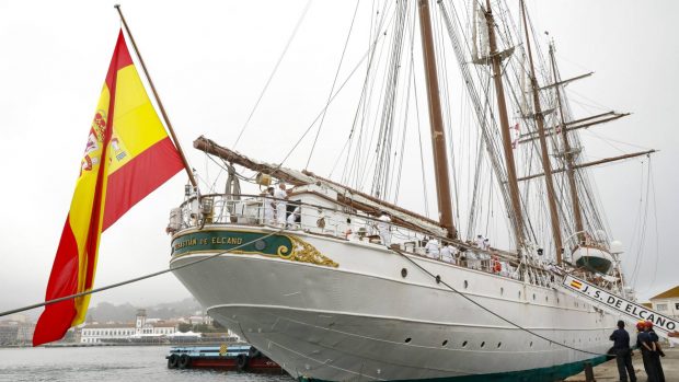 El Juan Sebastián Elcano atracado en Marín. (Foto: Gtres)