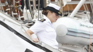 La princesa Leonor bajando del Juan Sebastián Elcano. (Foto: Gtres)