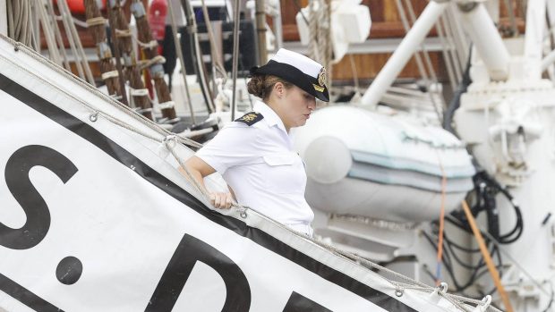 La princesa Leonor bajando de Elcano. (Foto: Gtres)
