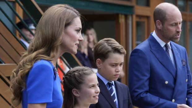 Guillermo de Inglaterra y Kate Middleton junto a dos de sus tres hijos en Wimbledon. (Foto: Gtres)