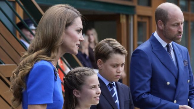 Guillermo de Inglaterra y Kate Middleton junto a dos de sus tres hijos en Wimbledon. (Foto: Gtres)