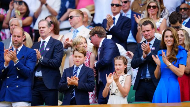 Guillermo de Inglaterra y Kate Middleton junto a dos de sus tres hijos en Wimbledon. (Foto: Gtres)