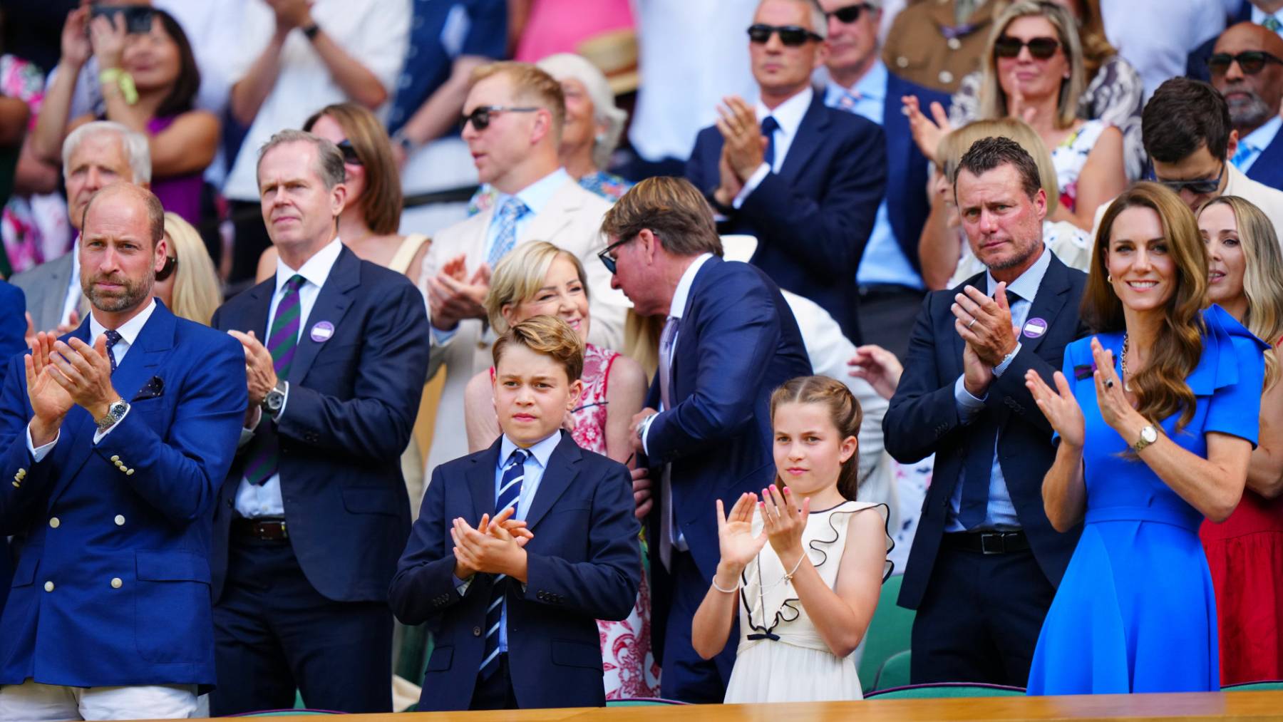 Guillermo de Inglaterra y Kate Middleton junto a dos de sus tres hijos en Wimbledon. (Foto: Gtres)