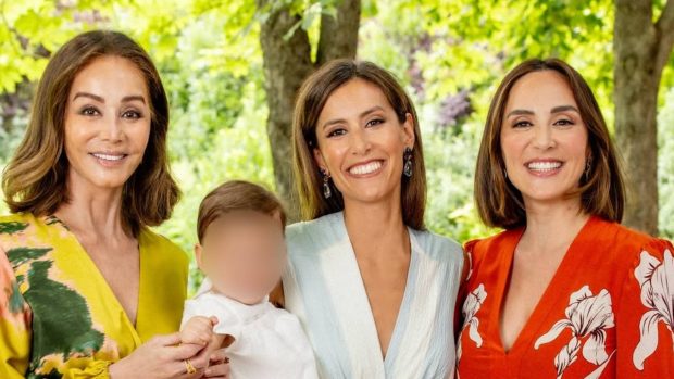 Isabel Preysler, Ana Boyer y Tamara Falcó junto al pequeño Martín. (Foto: Instagram)