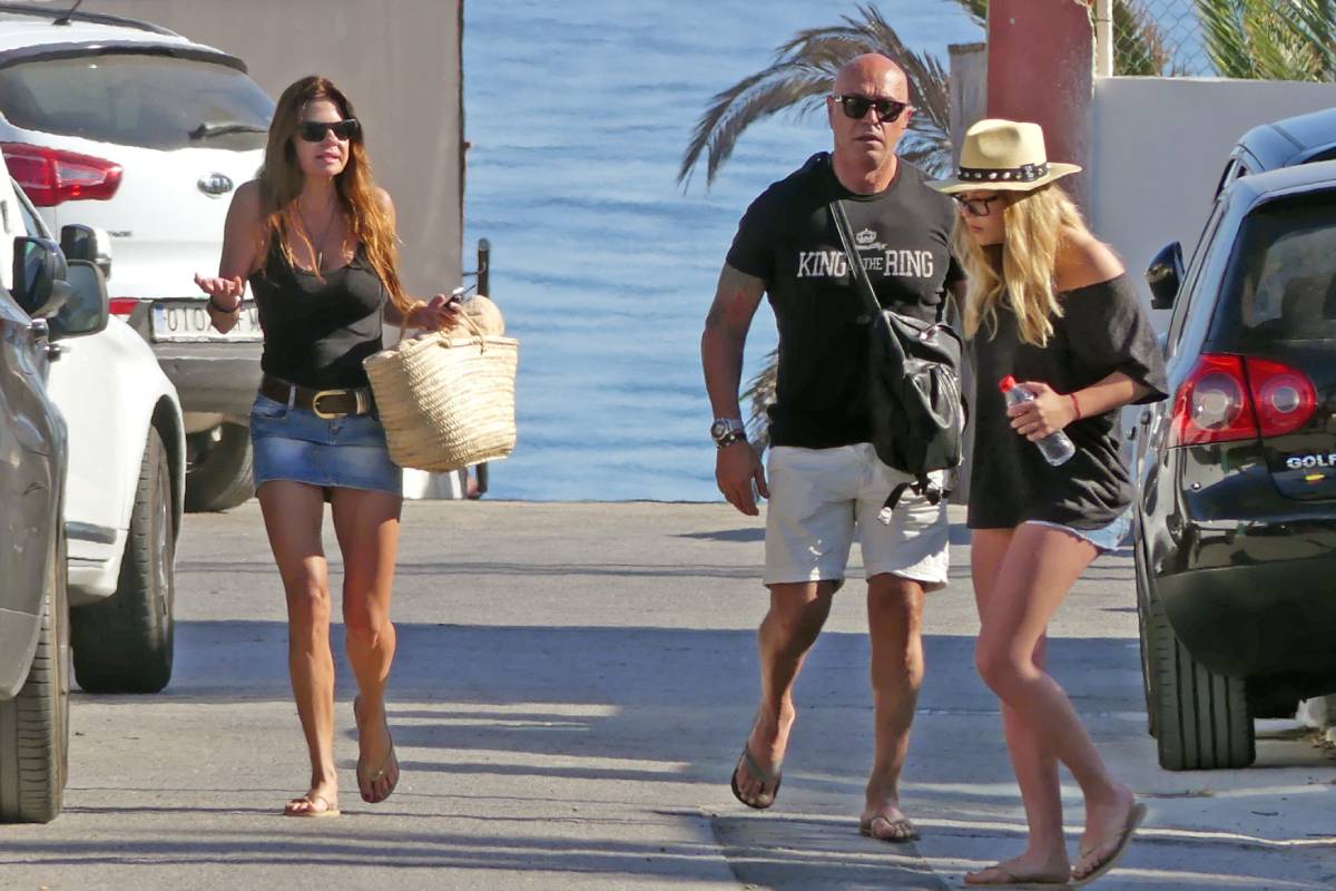 Un momento más relajado y veraniego, donde se ve a Kiko Matamoros paseando junto a Anita y Makoke en un entorno costero. (Gtres)