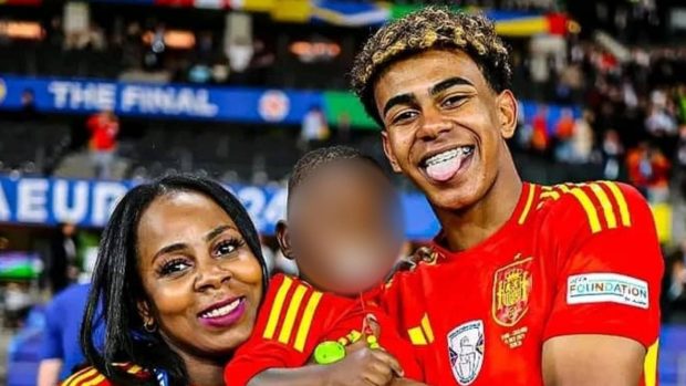Lamine Yamal con su madre y su hermano. (Foto: Instagram)