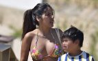 Isa Pantoja junto a su hijo en unas vacaciones. (Foto: Gtres)