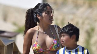 Isa Pantoja junto a su hijo en unas vacaciones. (Foto: Gtres)