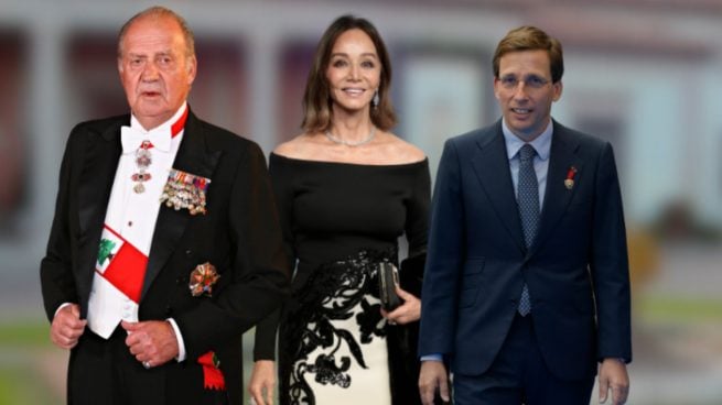 De izquierda a derecha. El Rey Juan Carlos I, Isabel Preysler, Almeida. (FOTOS: GTRES)
