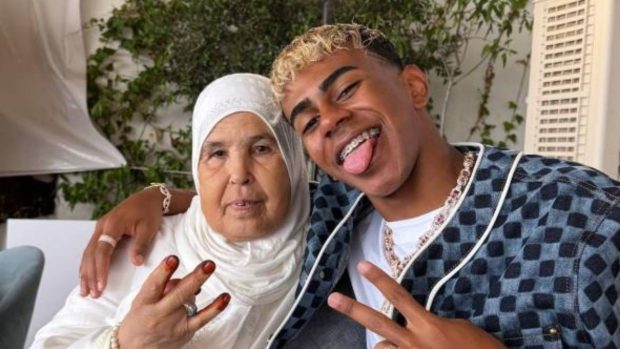 Lamine Yamal con su abuela. (Foto: Instagram)